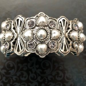 Silver bracelet with grey pearl and lilac stones